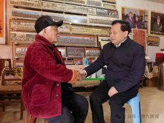 <b>每年中秋节和春节张久超都给孩子们送食品及学</b>