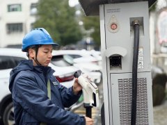 沿着山间线路步行巡检