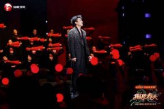 此刻居然以一头银灰渐变的发型、穿着改良版深