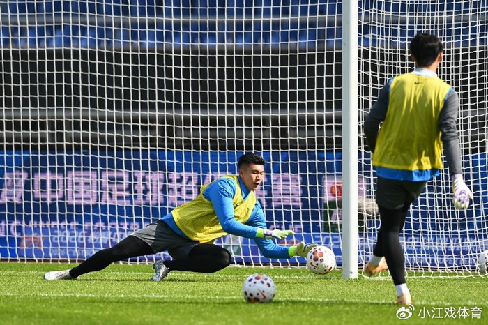 国足抵达悉尼备战FIFA系列赛 国脚名单调整引关注