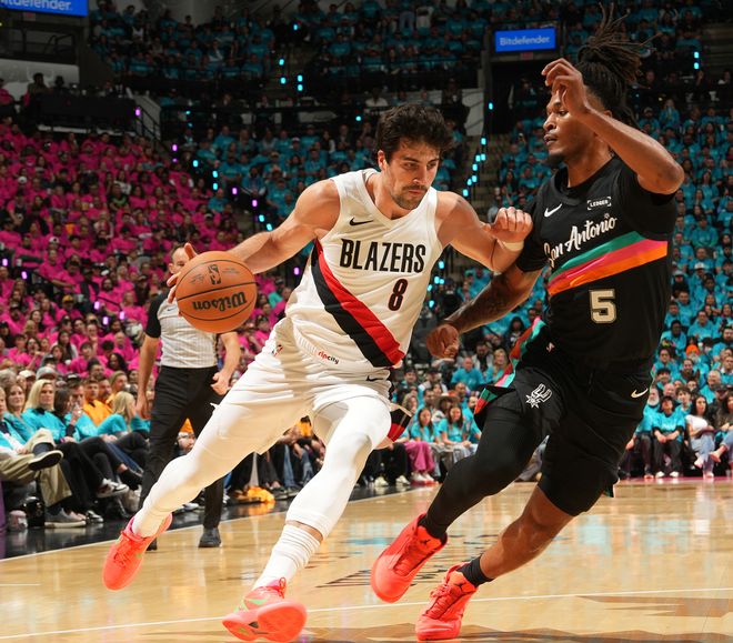 带伤鏖战30+10+5 阿夫迪亚创季后赛首秀纪录