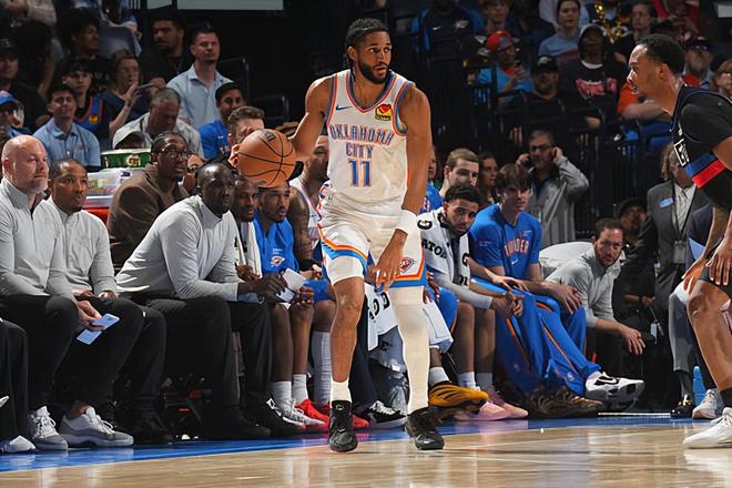 雷霆轻取湖人乔20分创纪录助队登顶西部